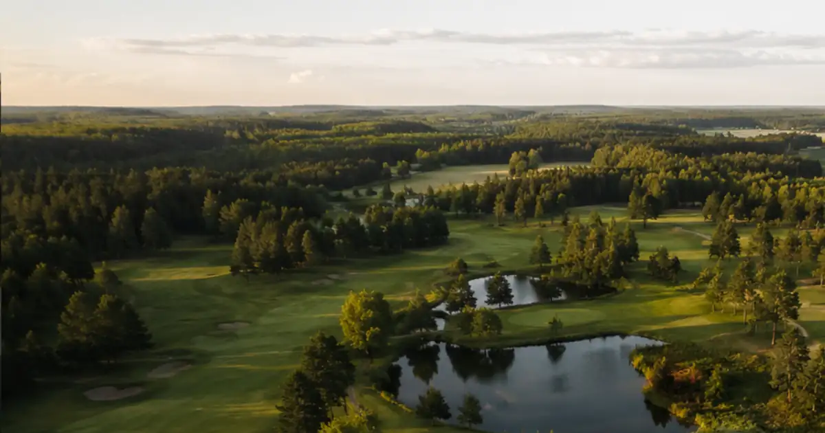 Golfbana i morgonljus innan dagens första starttid
