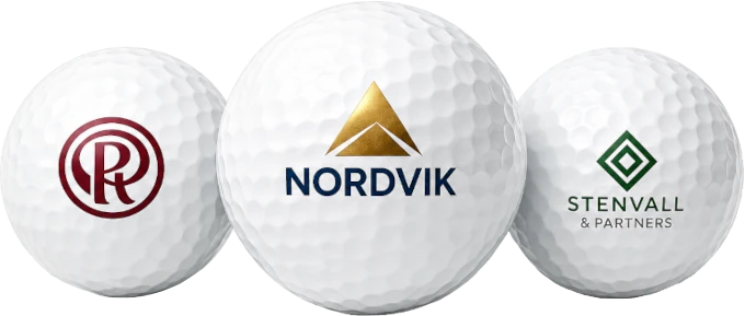 Tre logobollar med tryckt företagslogotyp i rött, guld och grönt